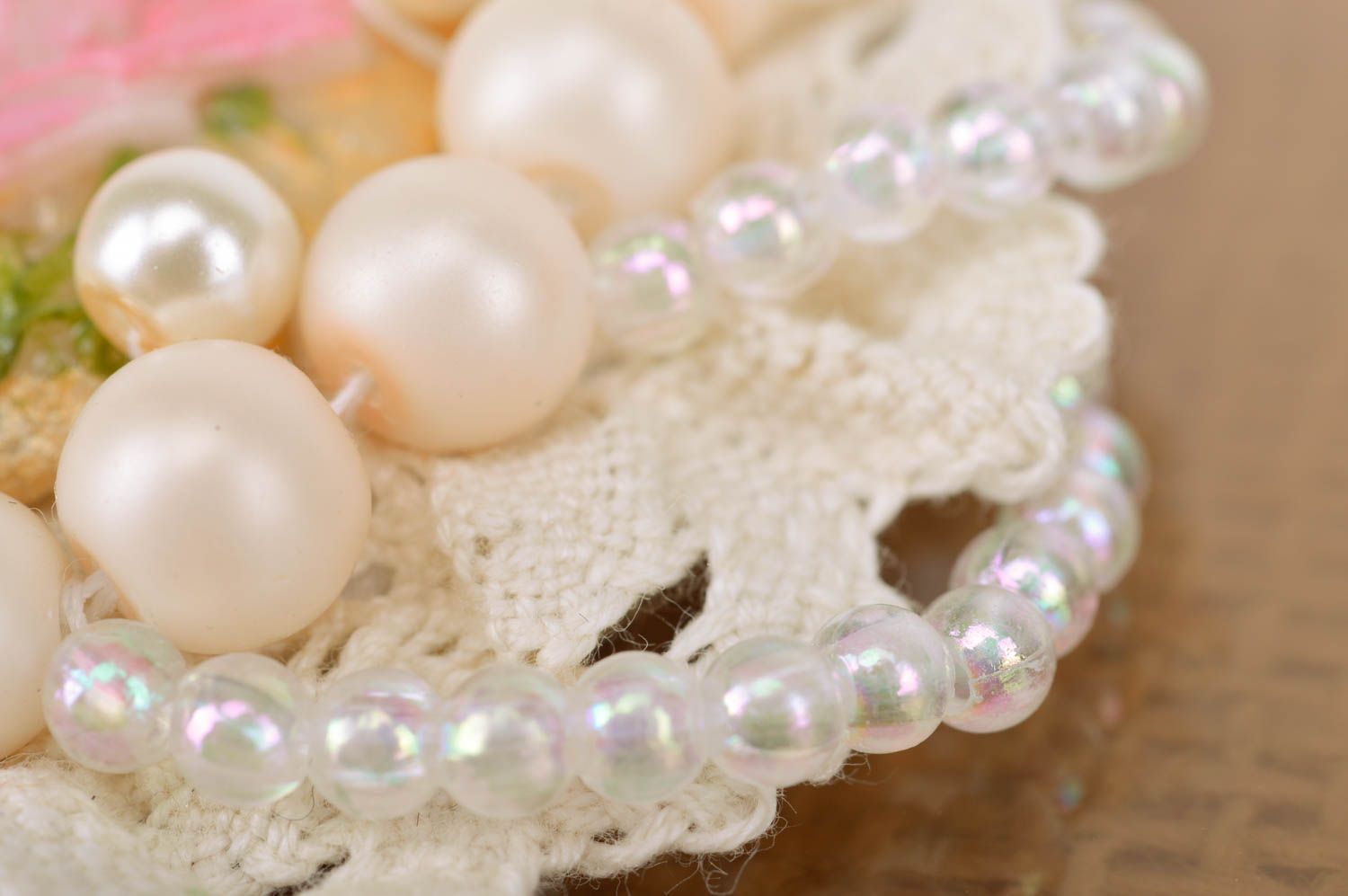 Broche en dentelle faite main avec perles de fantaisie blanche camée originale photo 4