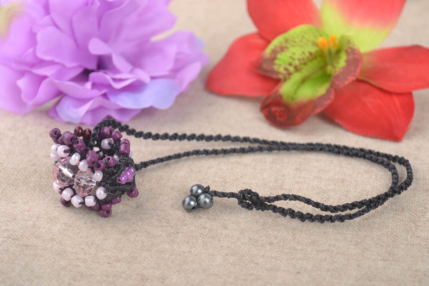 Pendentif en perles de rocaille Bijou fait main macramé violet Cadeau femme photo 1