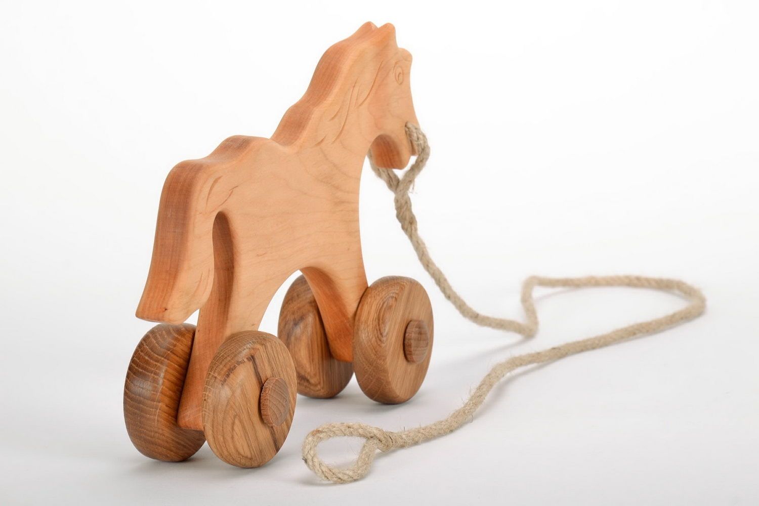 Cavalo de madeira numa corda foto 4