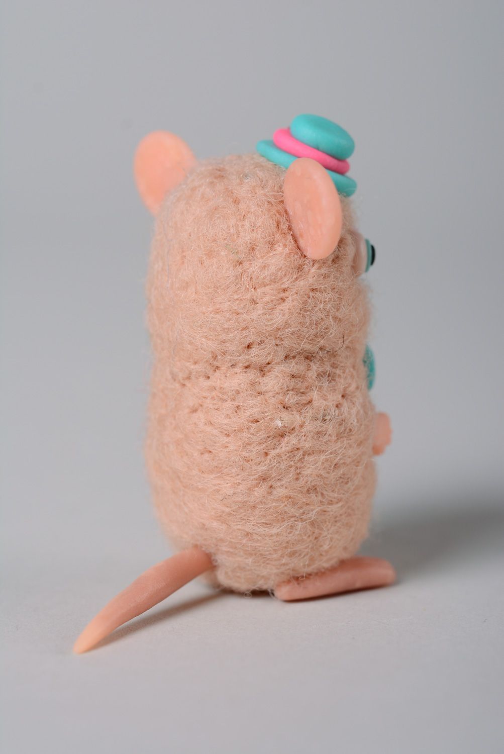 Muñeco de fieltro de lana original de bolsillo hecho a mano con forma de ratón foto 3