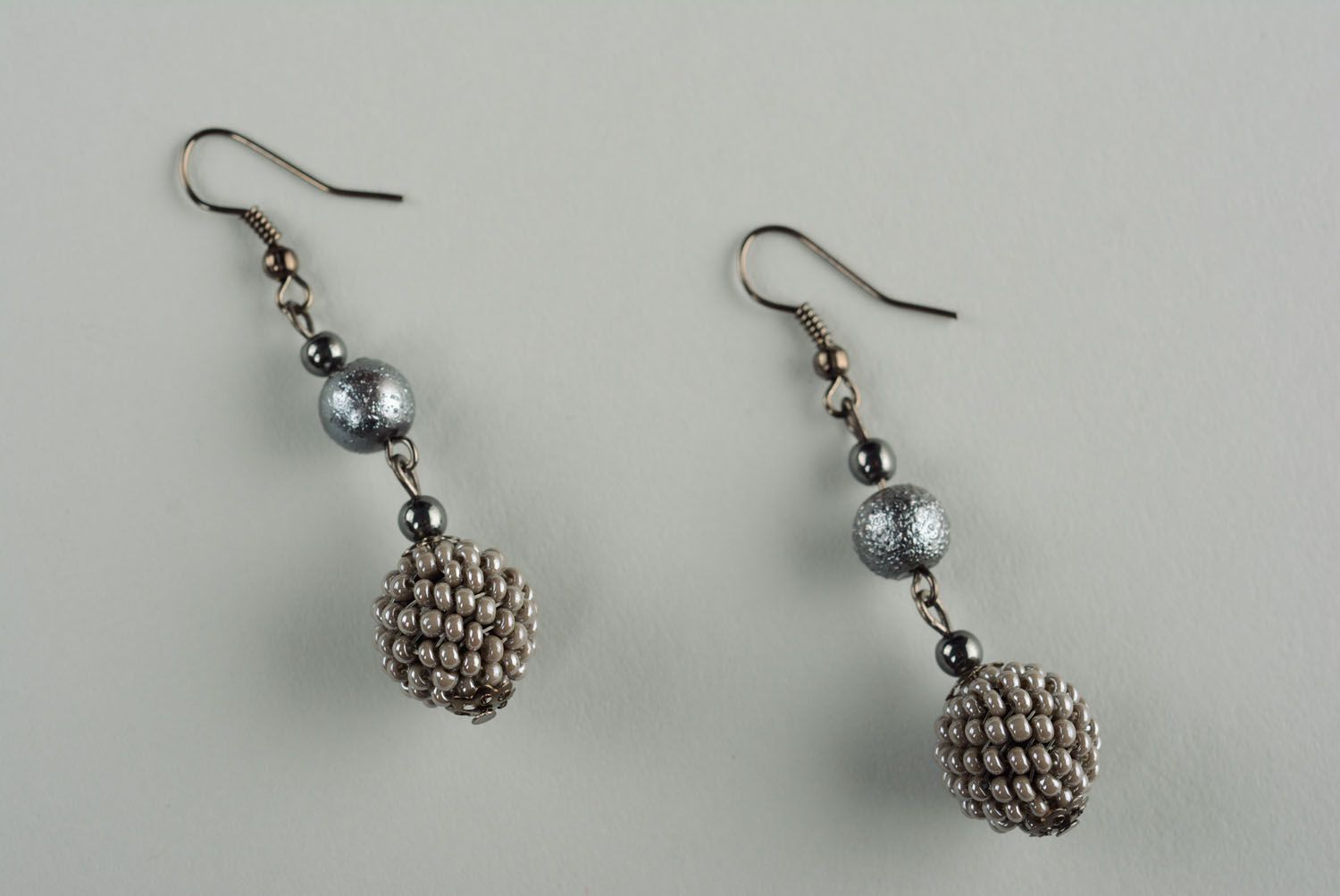 Boucles d'oreilles en perles de rocaille grises faites main photo 1