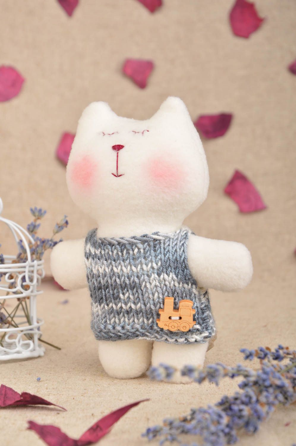 Флисовая игрушка в виде котика в серой вязаной кофте маленькая ручной работы фото 1