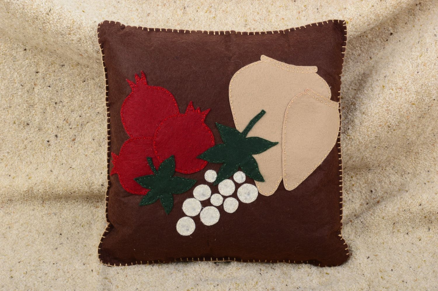 Подушка декоративная подарок ручной работы диванная подушка из фетра с гранатами фото 1