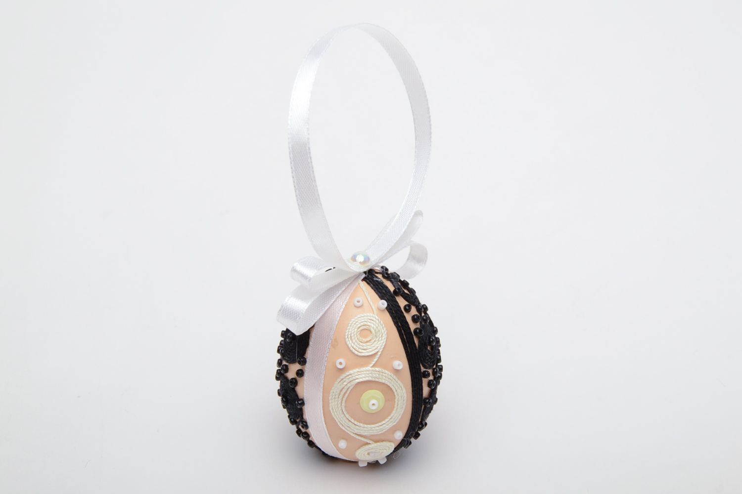 Œuf de Pâques à suspendre fait main avec perles de rocaille blanc noir photo 3