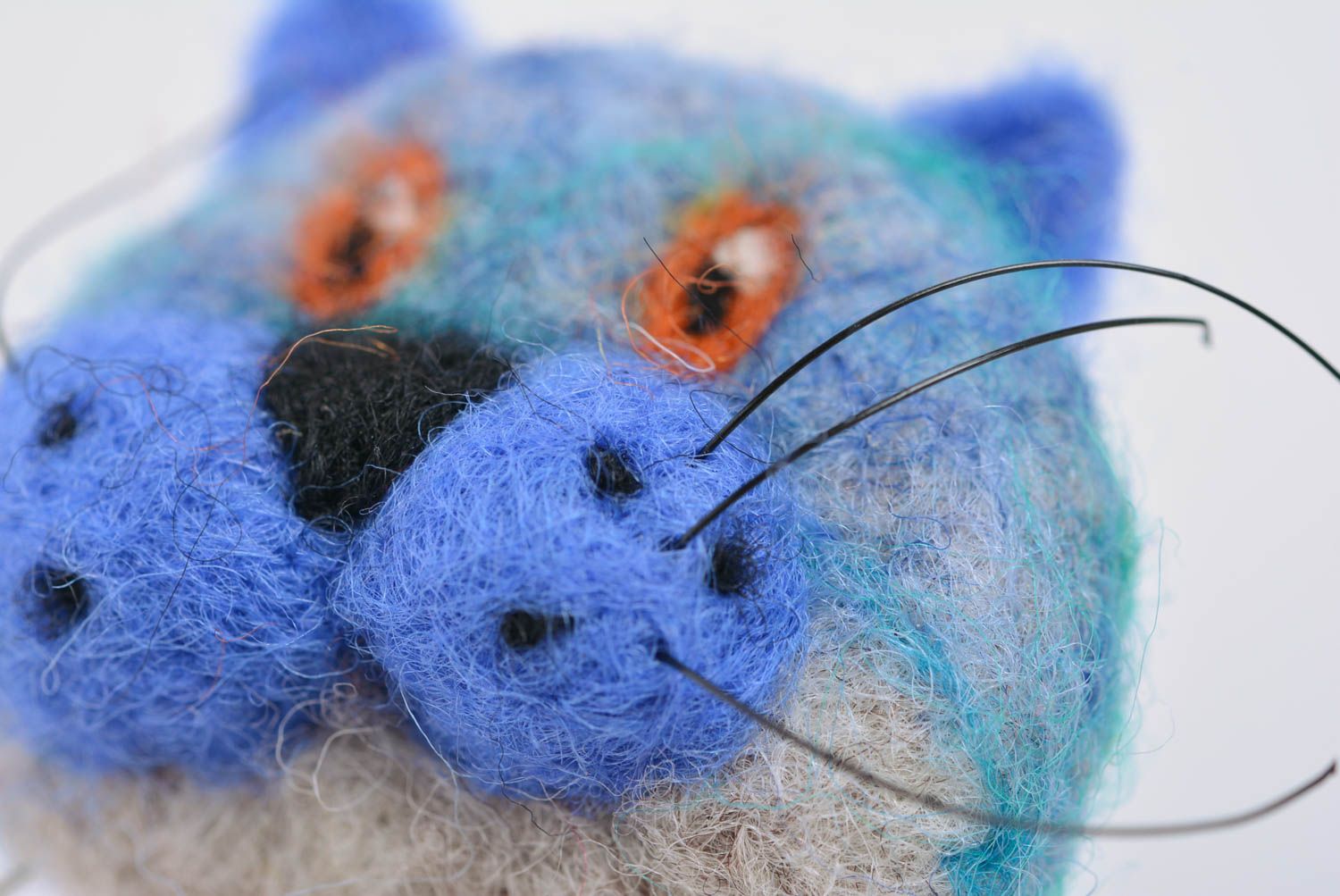 Kleine blaue originelle Filz Brosche aus Wolle in Form von Katze Handarbeit foto 2