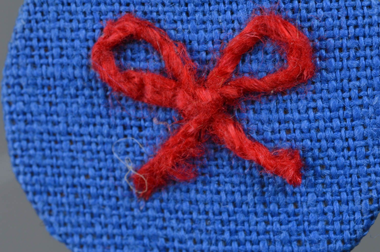 Handgemachte runde nicht große blaue Ohrringe aus Textil mit roter Schleife foto 2