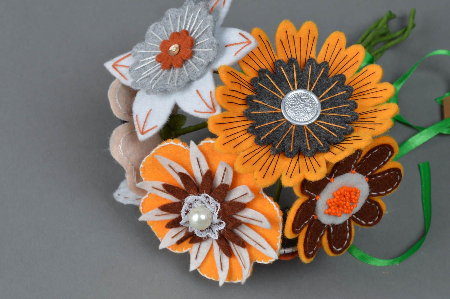 Flores decorativas de fieltro hechas a mano estilosas bonitas originales foto 2