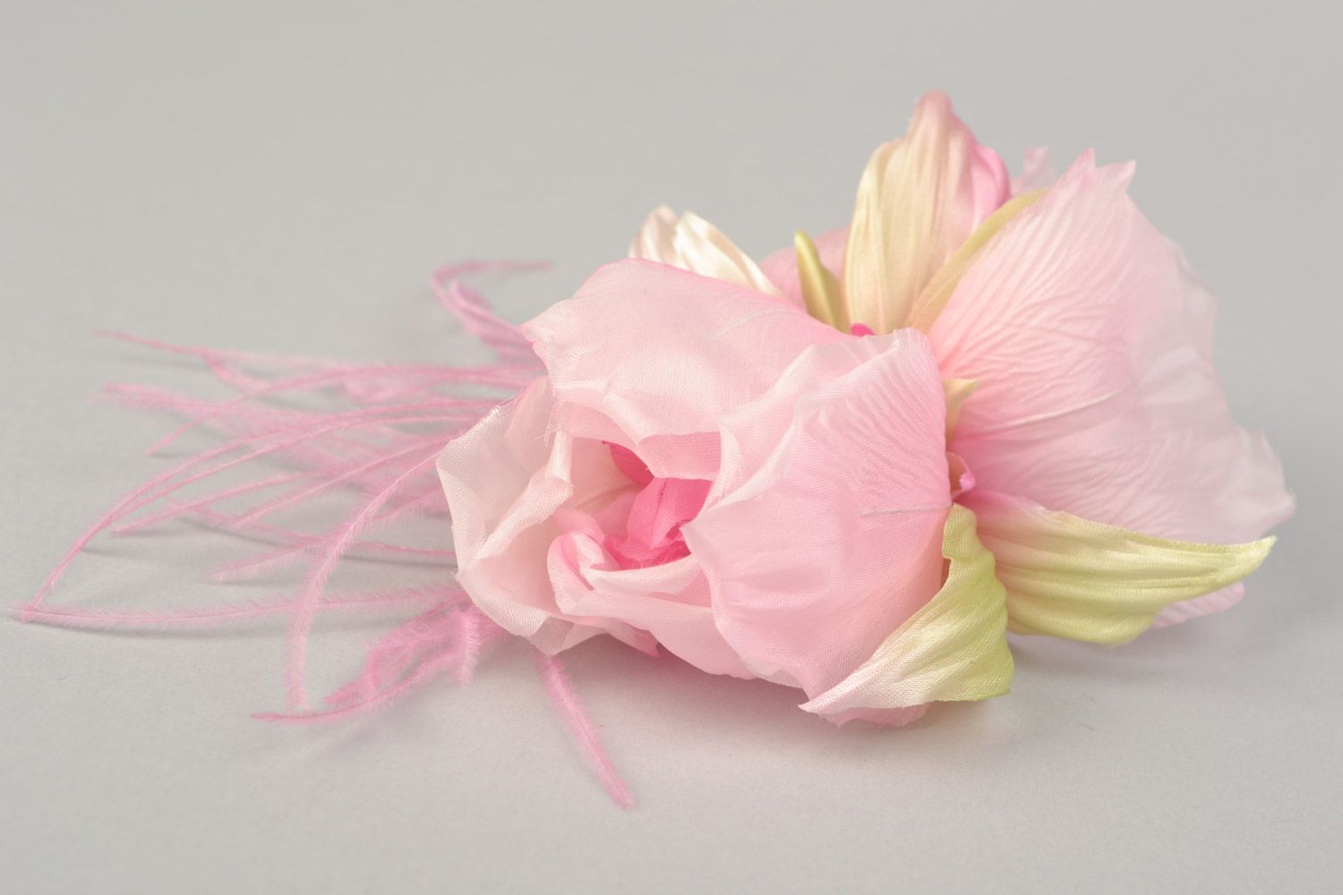 Ирис из японского шелка тканевый цветок для заколки или брошки ручная работа фото 1