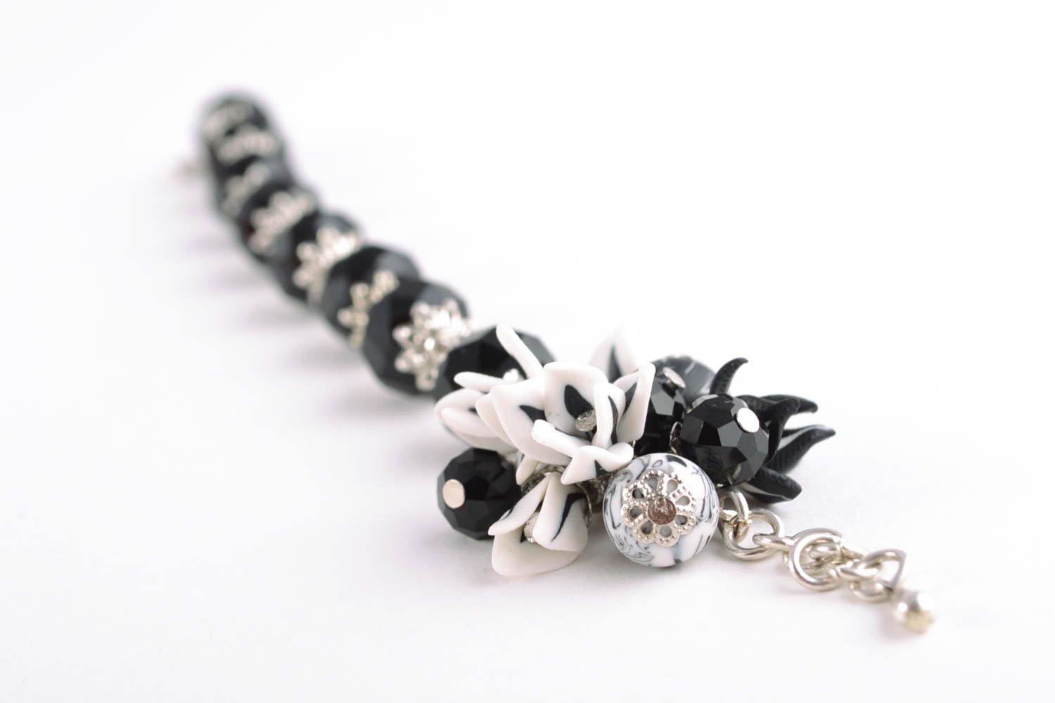 Bracelet en perles de pâte polymère blanc-noir fait main de soirée design  photo 5