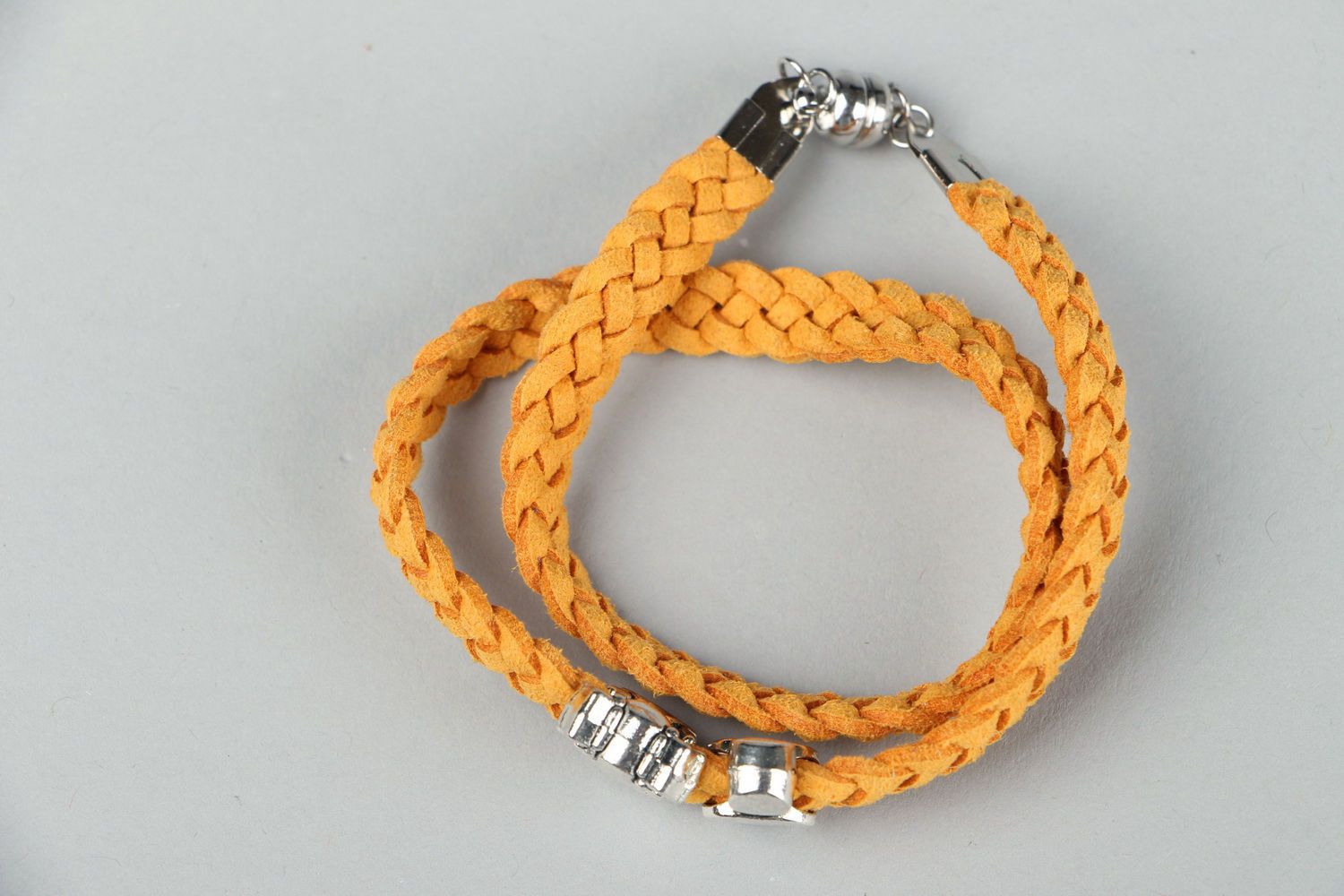 Bracelet tressé en daim orange fait main
 photo 1
