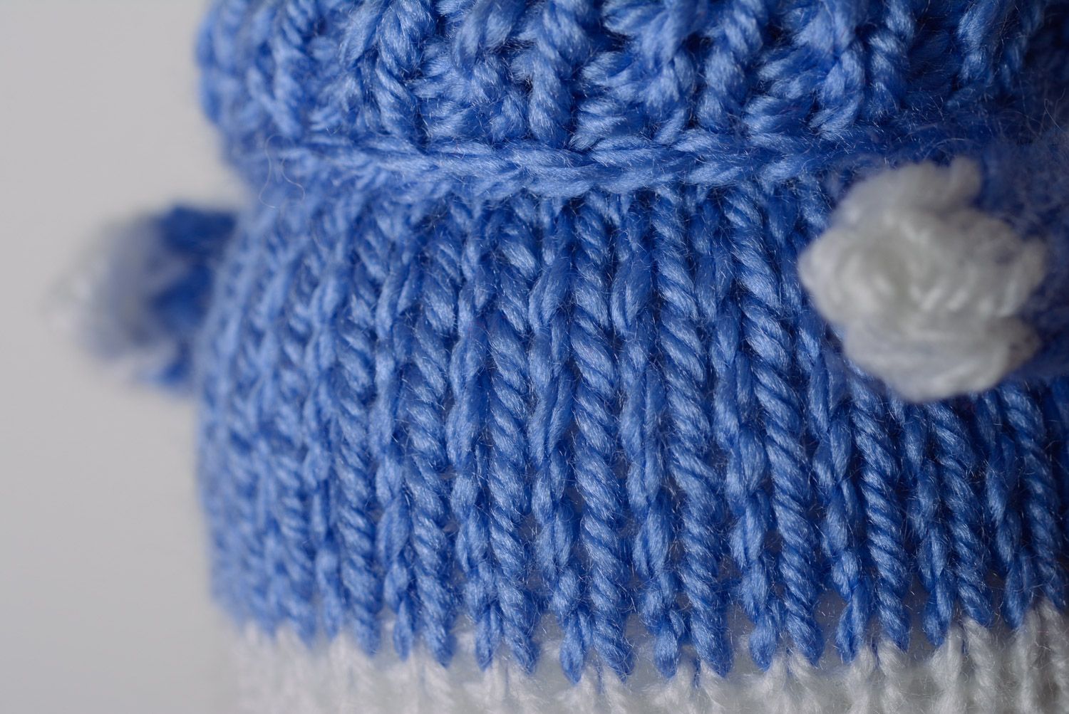 Juguete tejido con agujas liebre blanca en suéter azul sonriente artesanal  foto 5
