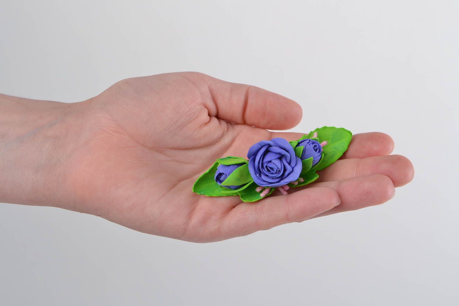 Schöne Haarspange mit Blüten von blauen Rosen aus Foamiran handgemacht foto 2