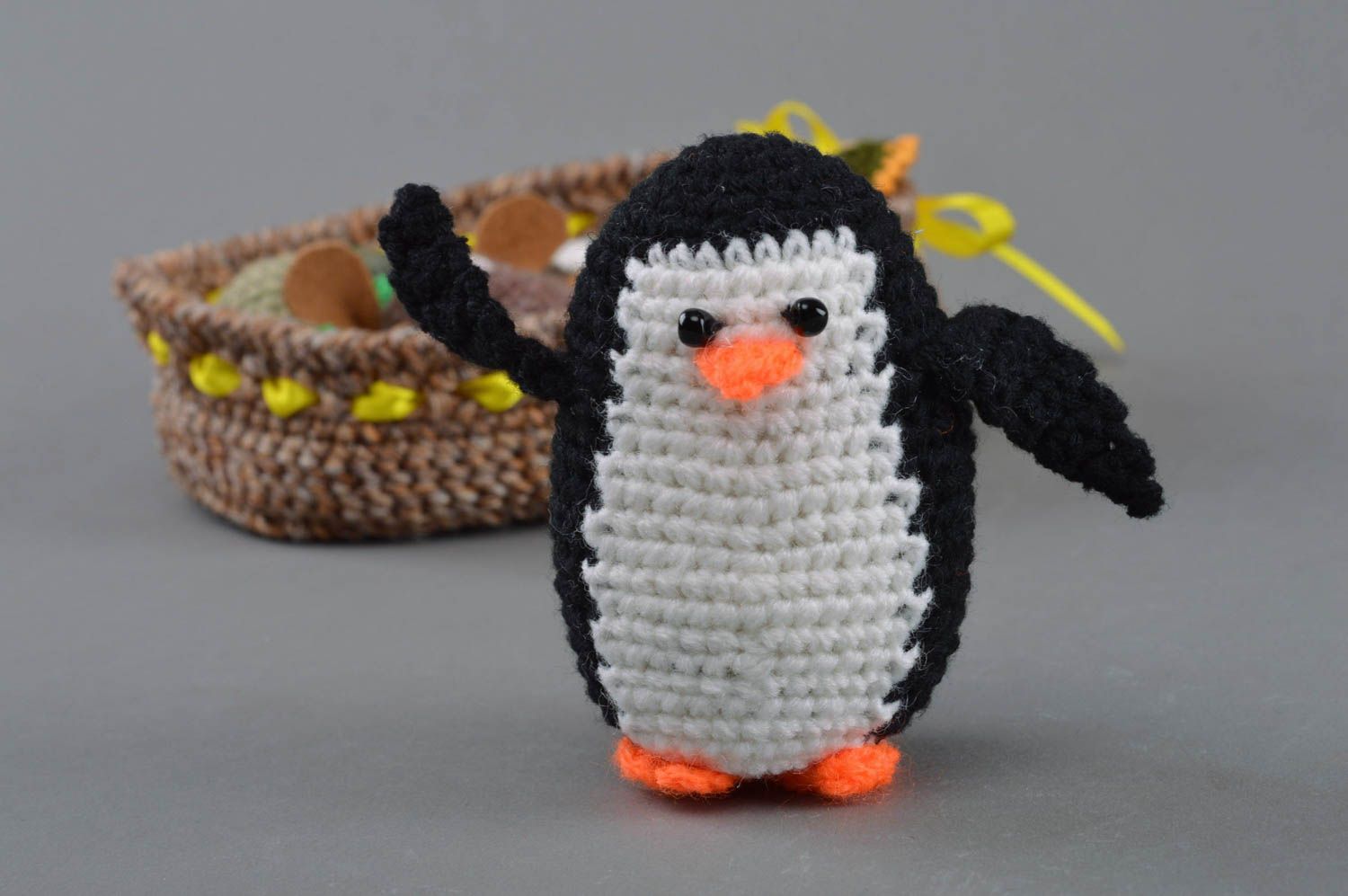 Смешная маленькая игрушка в виде пингвина черно-белая вязаная вручную для детей фото 3