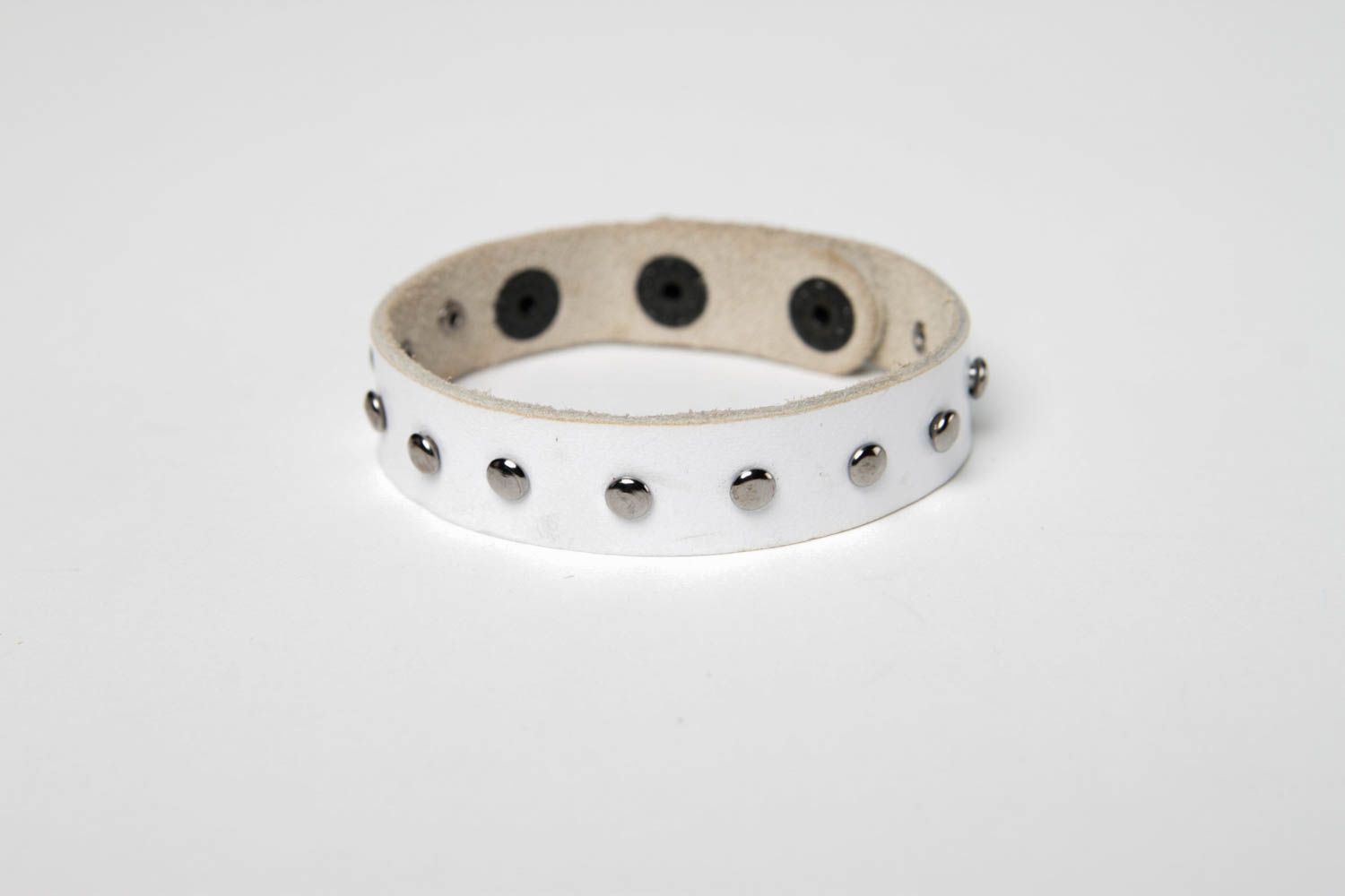 Bracelet cuir fait main Bijou en cuir blanc boutons métal noirs Cadeau original photo 3