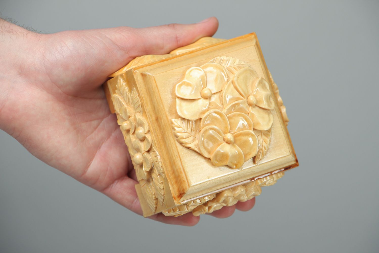 Boîte à bijoux sculptée en bois clair  photo 4
