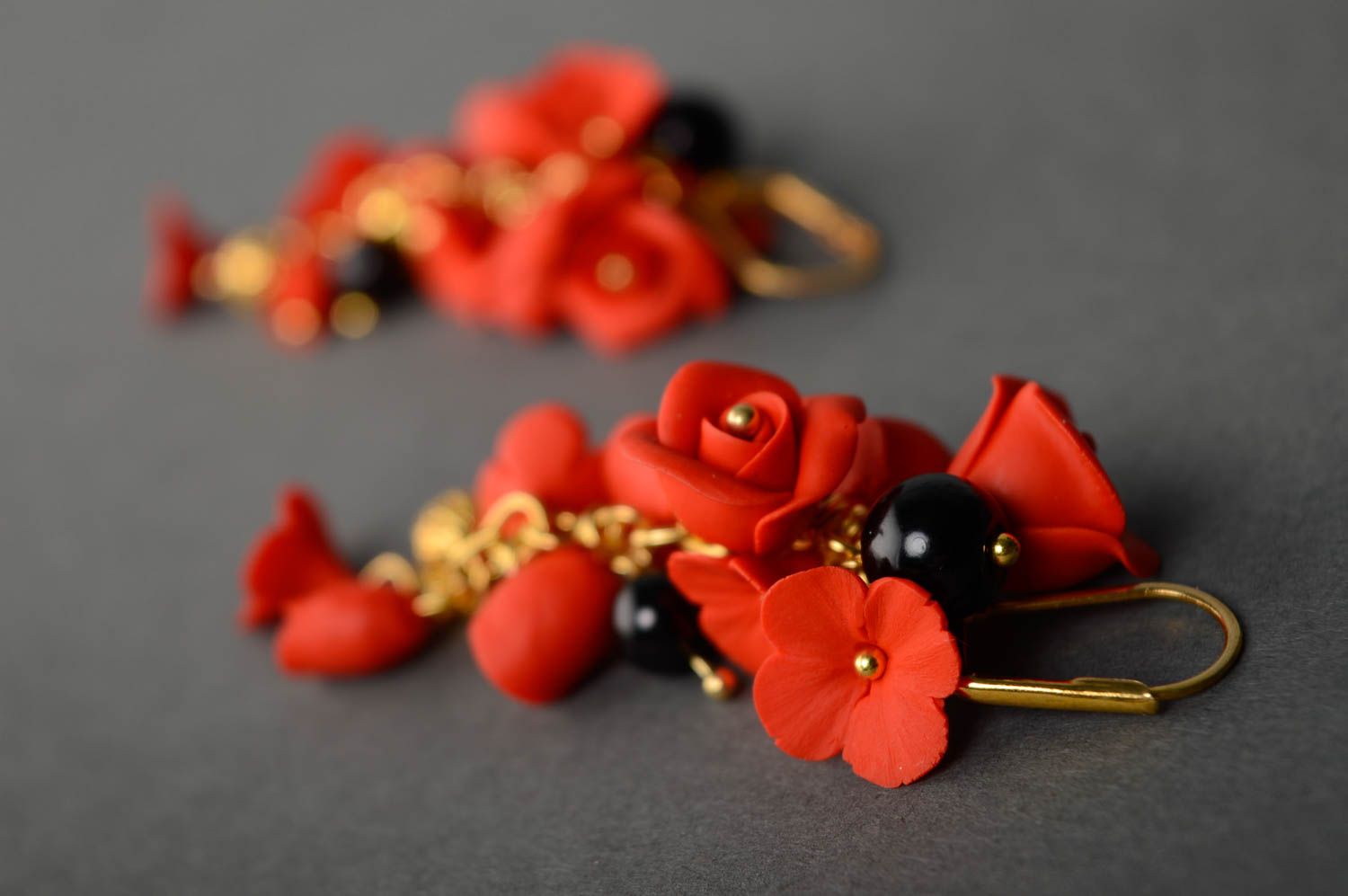 Boucles d'oreilles en argile polymère faites main pendantes Roses rouges photo 4