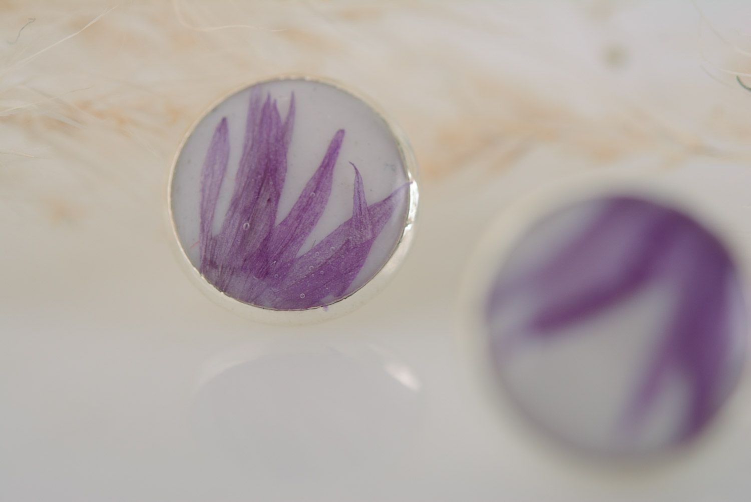 Handmade exklusive violette Ohrringe mit Blume im Harz Accessoire für Sie foto 3