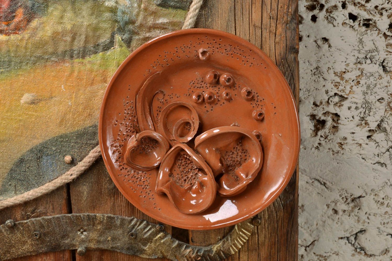Декоративная тарелка на стену глиняная лепная рельефная коричневая ручной работы фото 1