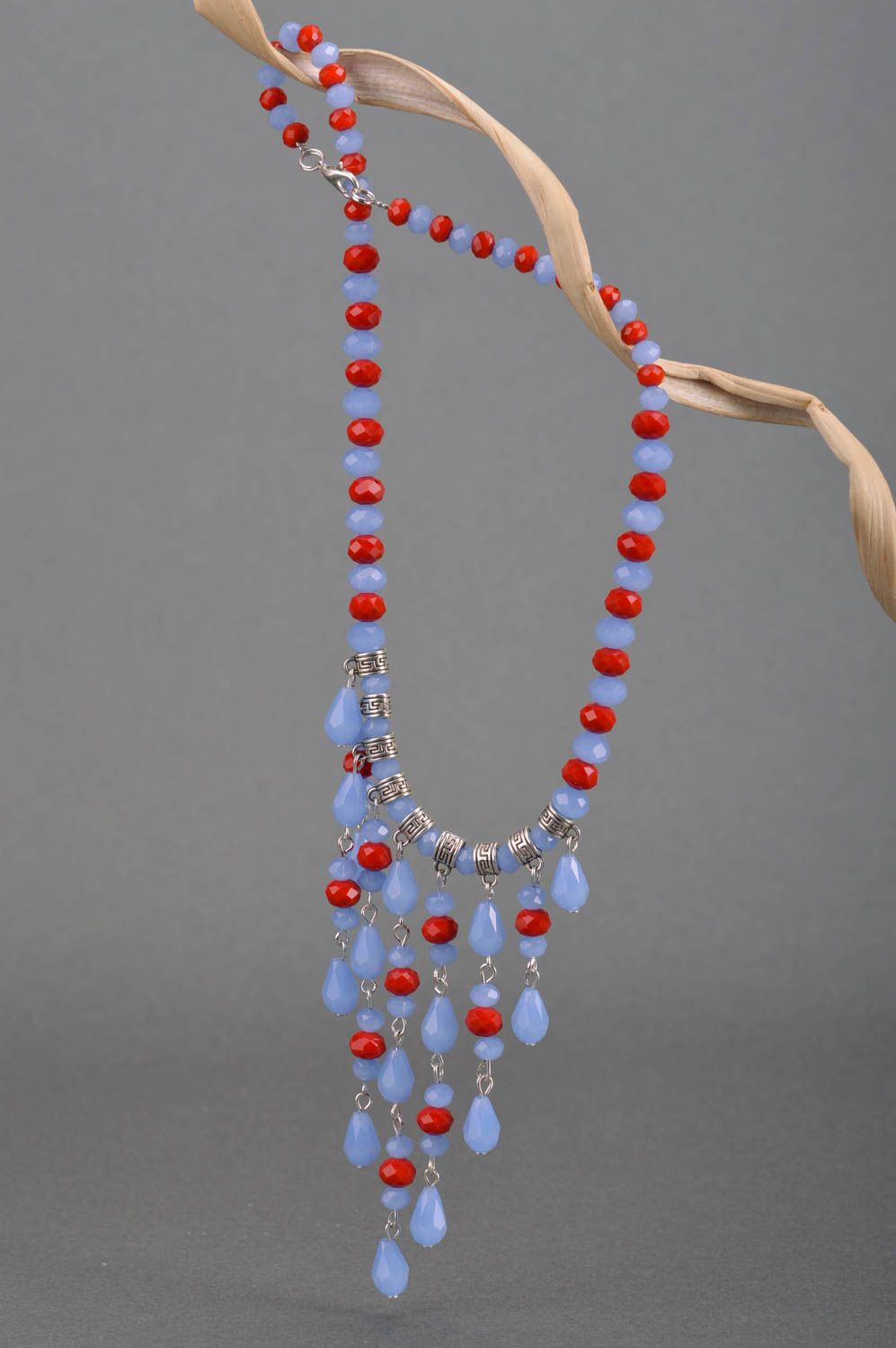 Collier en perles de cristal bleu ciel rouge grand original fait à la main photo 3