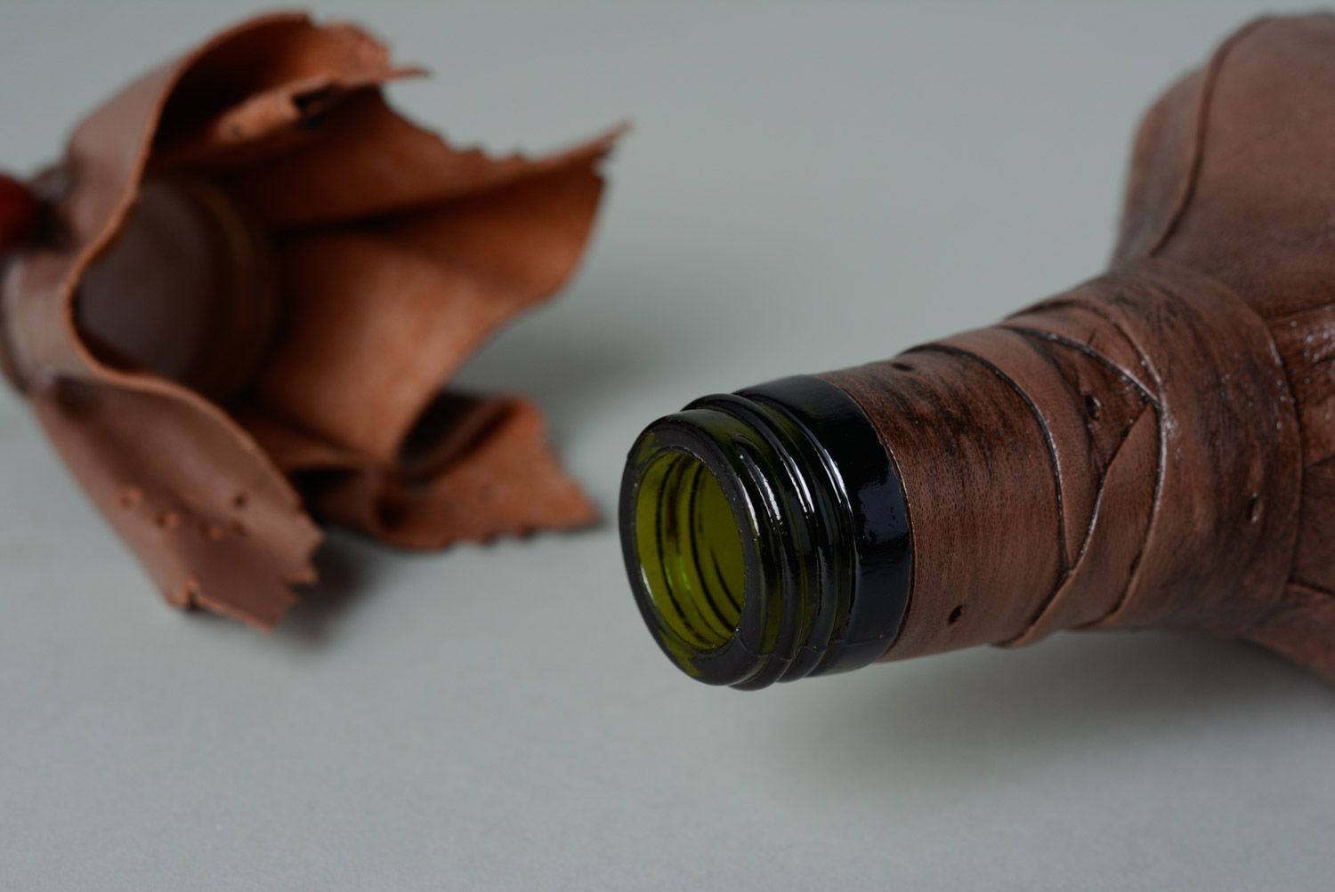 Botella artesanal de vidrio de 1l decorada a mano con cuero de color marrón foto 2