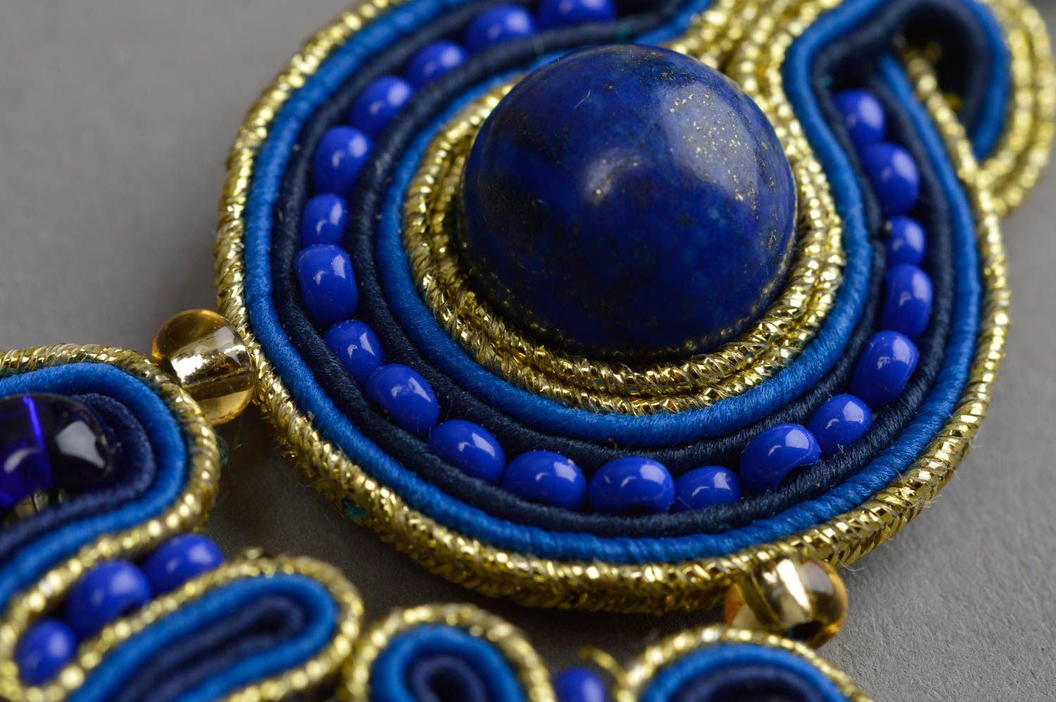 Boucles d'oreilles textiles bleues longues avec pierres naturelles faites main photo 5