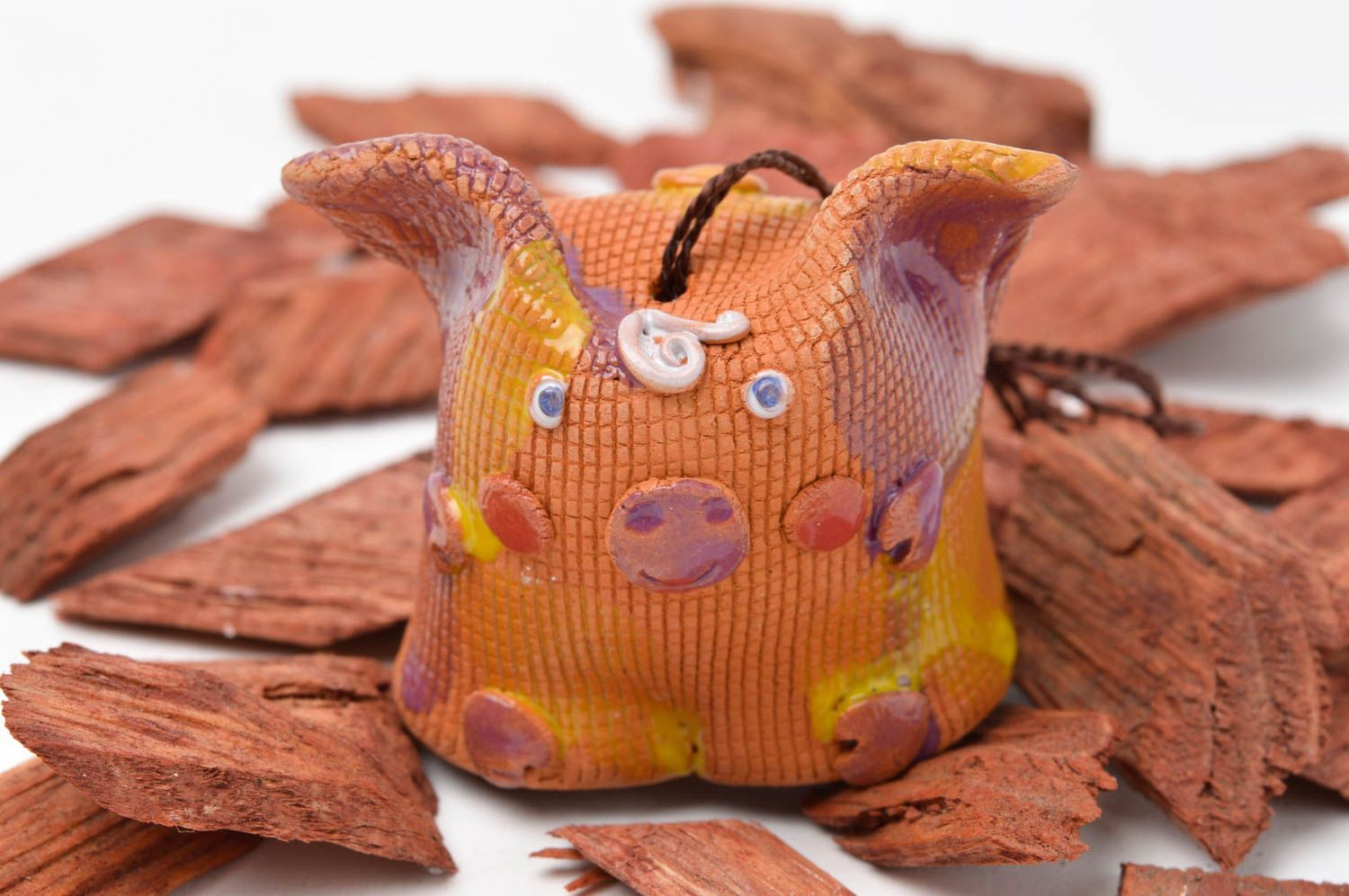 Handmade kleines Glöckchen Schwein aus Ton Deko zum Aufhängen Souvenir foto 1
