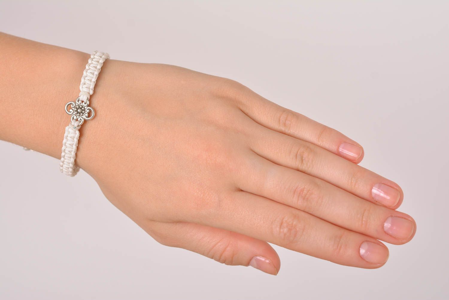 Bracelet blanc Bijou fait main fin tressé macramé design Cadeau pour femme photo 3