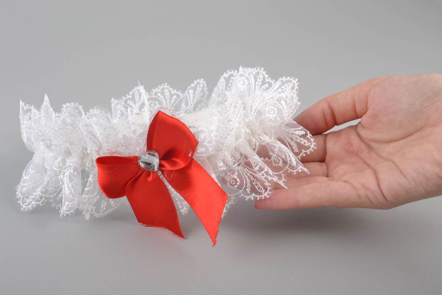 Handgemachtes Hochzeit Strumpfband mit Spitze und roter Schleife aus Atlasband foto 5