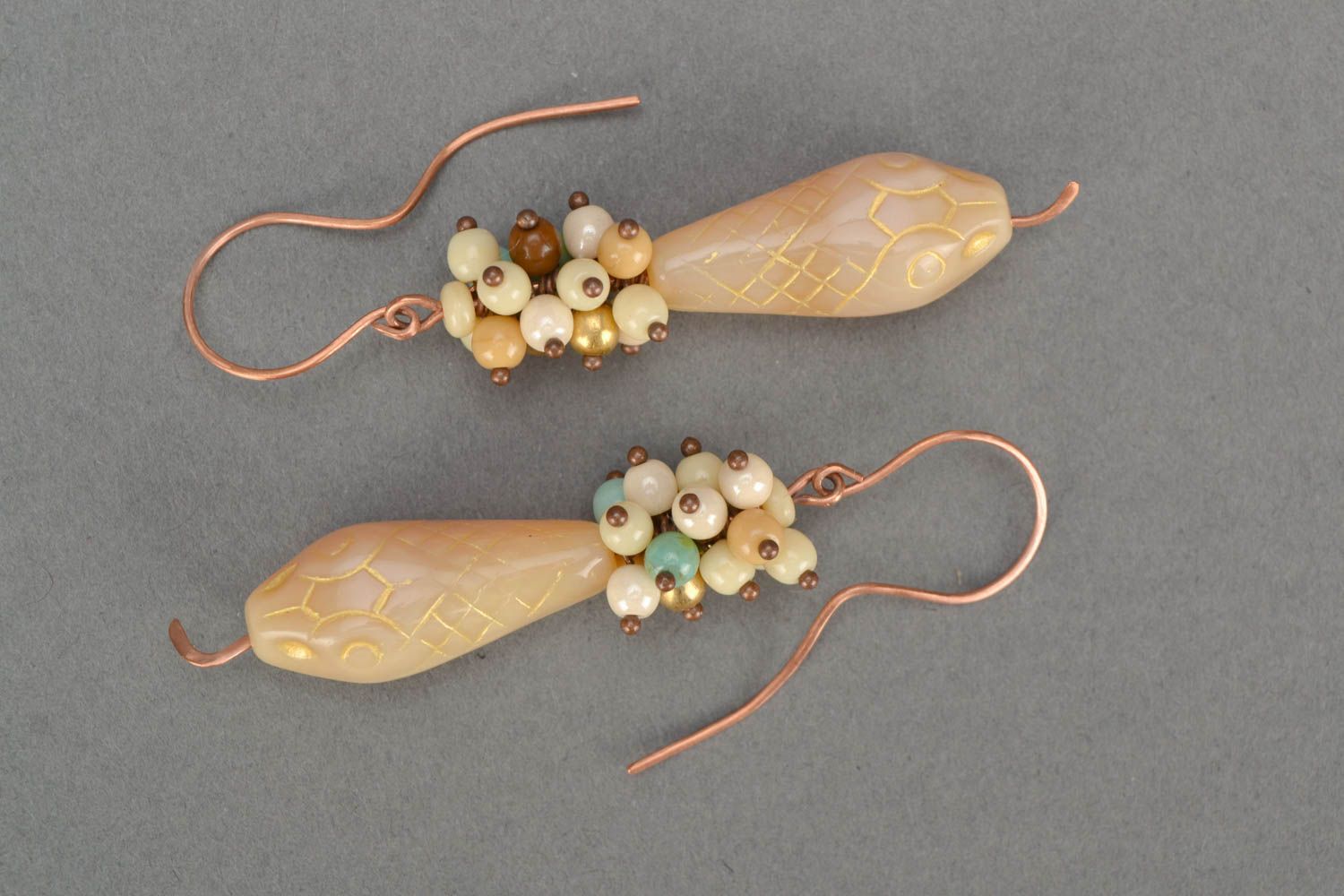Boucles d'oreilles en verre tchèque beige cuivre pendantes faites main Amie photo 2