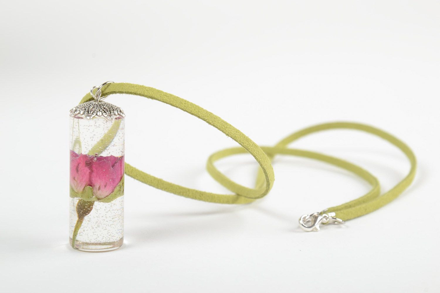 Кулон на замшевом шнуре с живым цветком в эпоксидной смоле в форме цилиндра хенд мейд фото 4