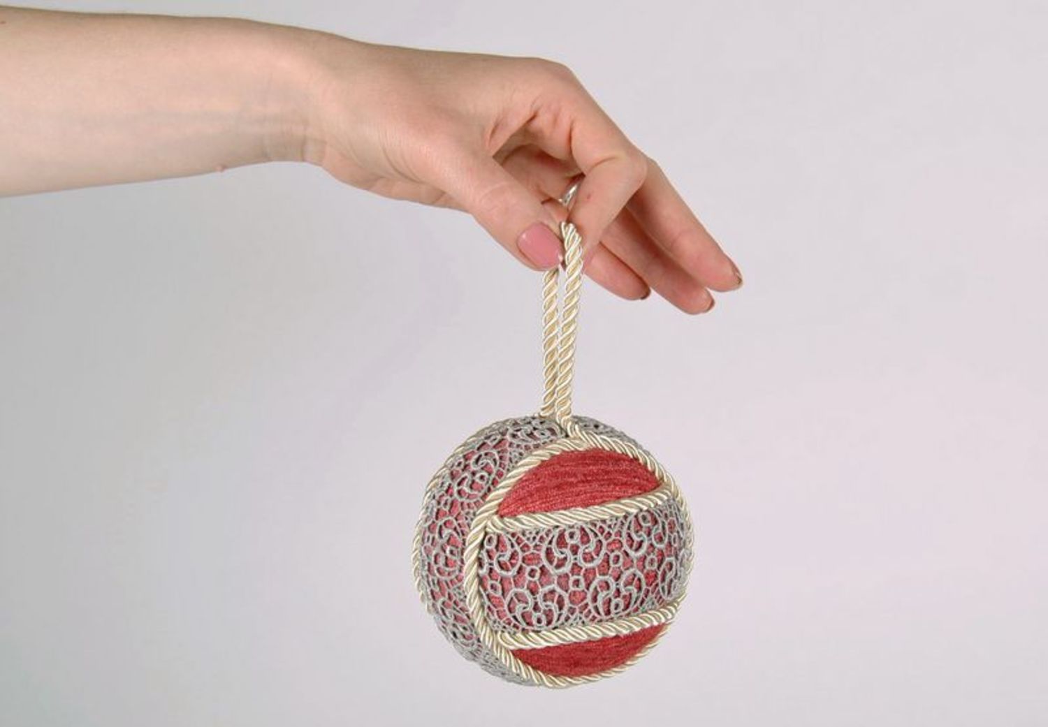 Новогодняя игрушка елочная игрушка шар с кружевом фото 5