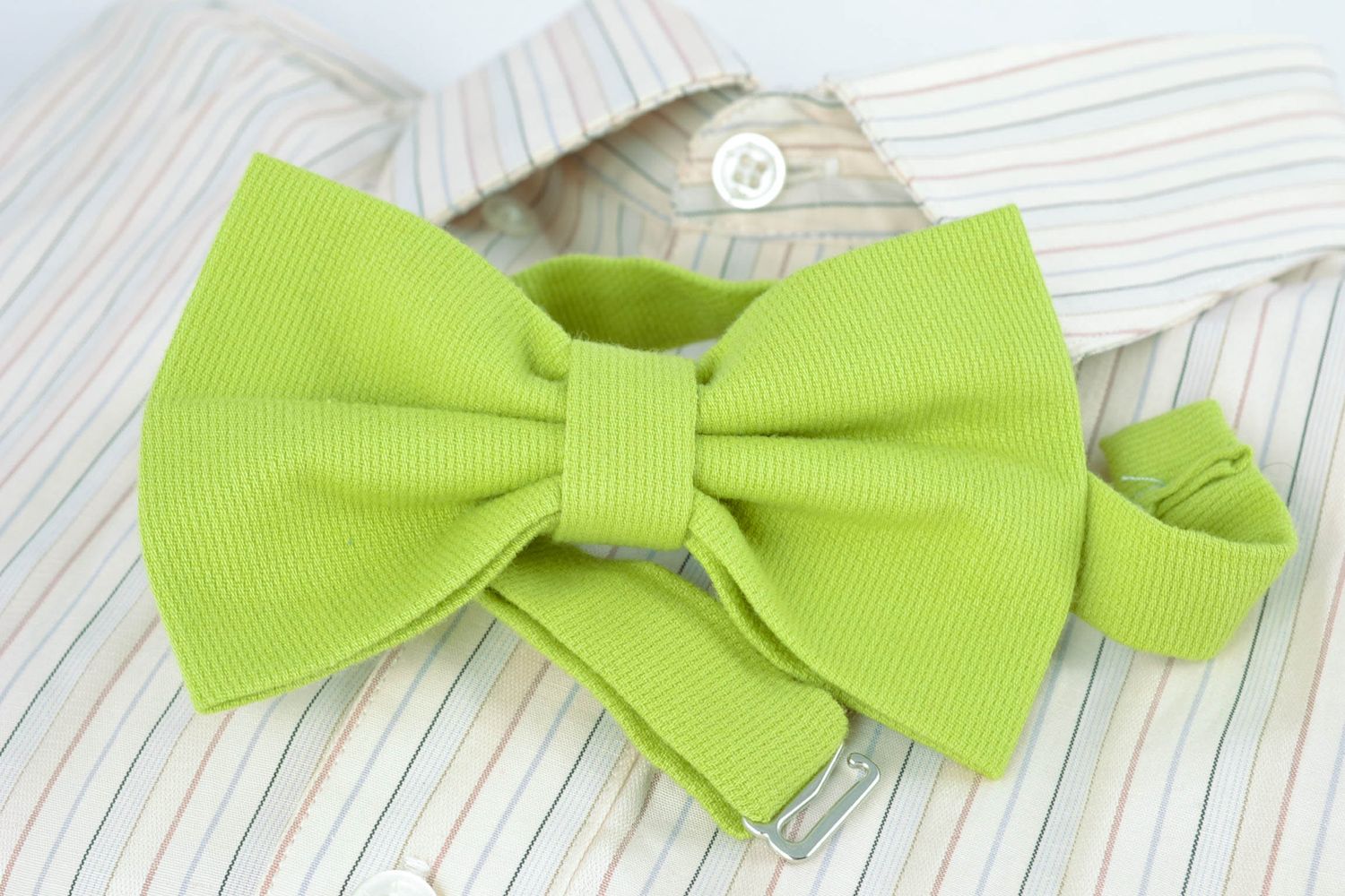 Текстильный галстук-бабочка салатового цвета фото 1