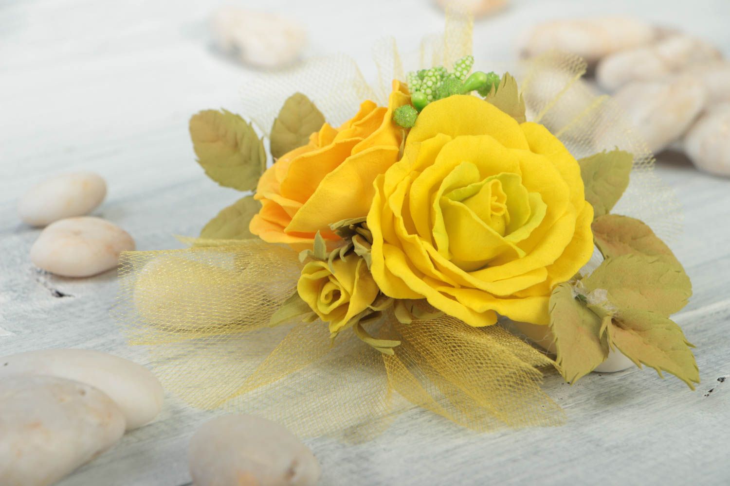 Originelle gelbe handmade Blumen Haargummi aus Foamiran Rosenknospen für Damen foto 1