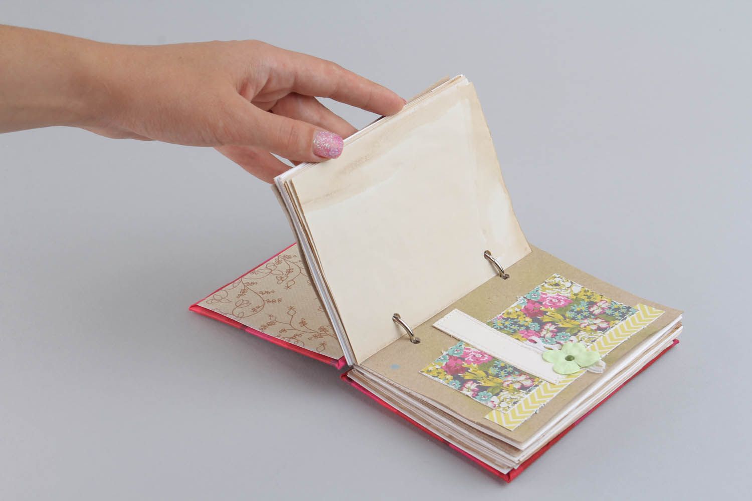 Livro de receitas artesanal de autor decorado na técnica de scrapbooking usando tecido de algodão foto 4