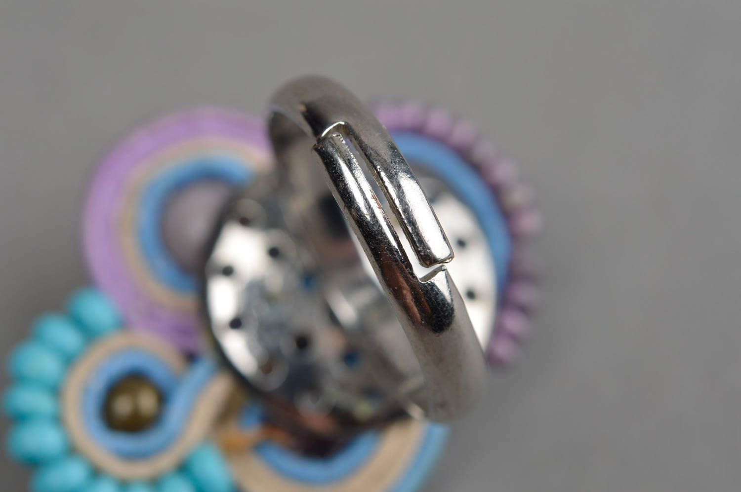 Schöner origineller bunter handgemachter Ring aus Soutache mit Katzenauge foto 4