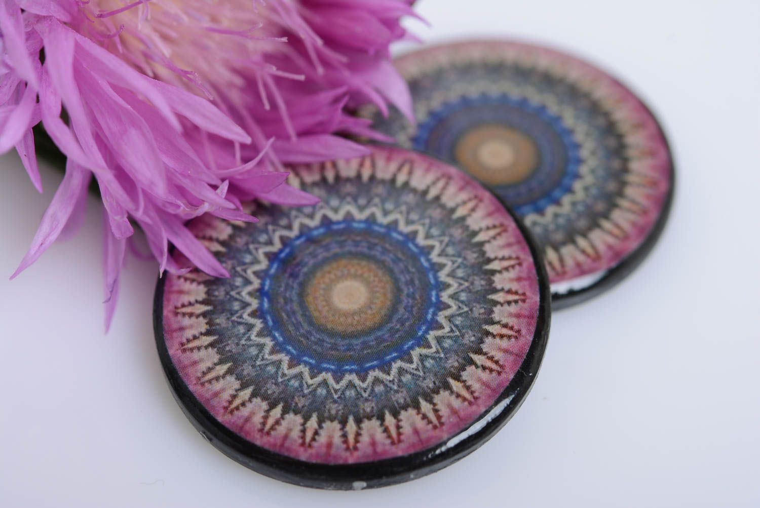Серьги из полимерной глины круглые с индийском орнаментом ручной работы фото 2