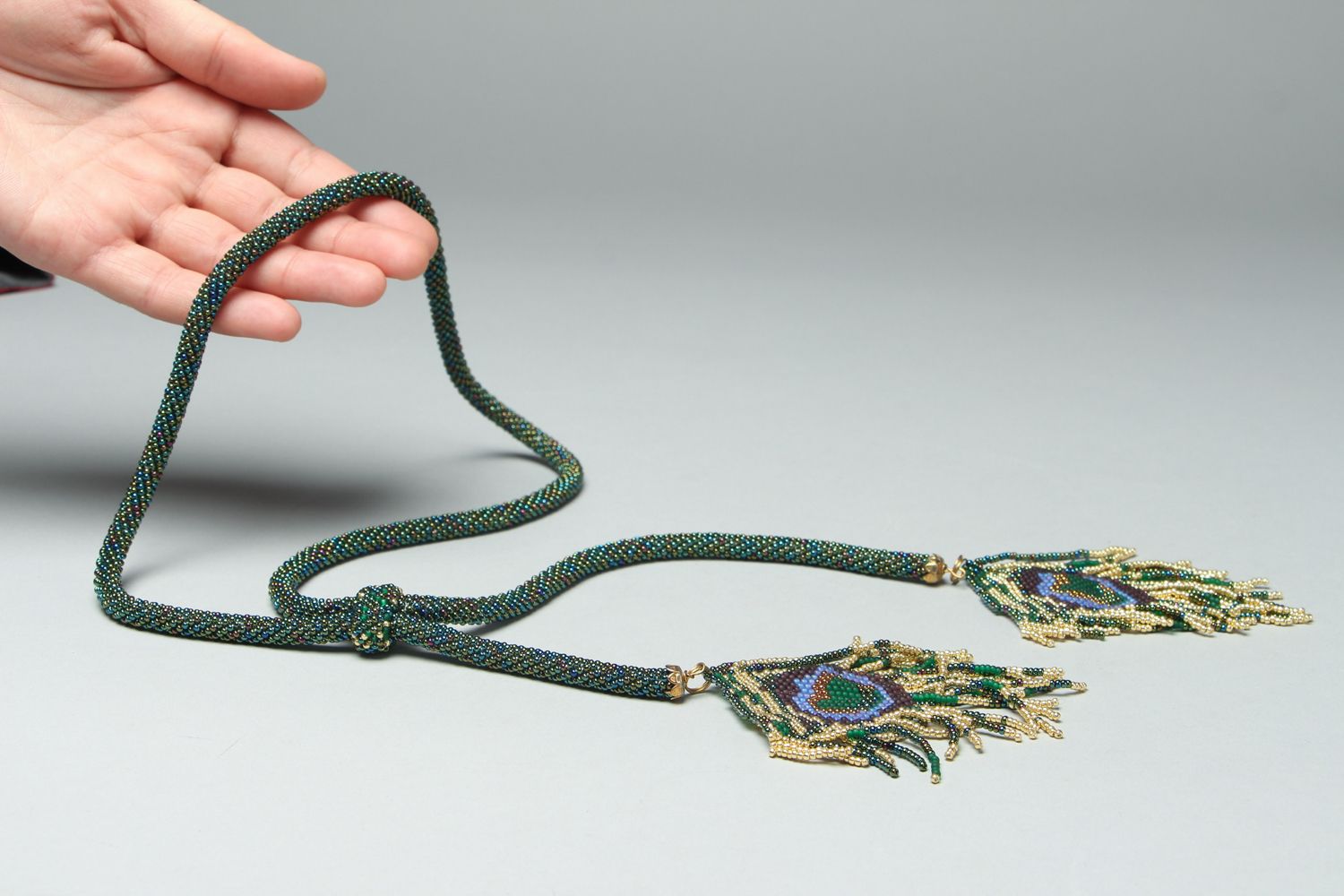 Collana tubolare originale fatta a mano accessorio da donna a uncinetto foto 4