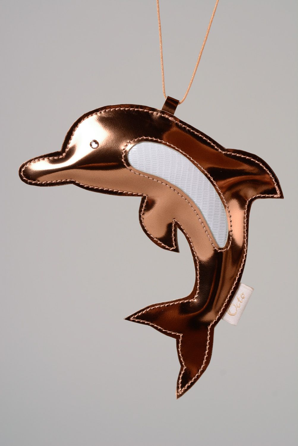 Llavero de cuero hermoso hecho a mano Delfín de oro foto 1