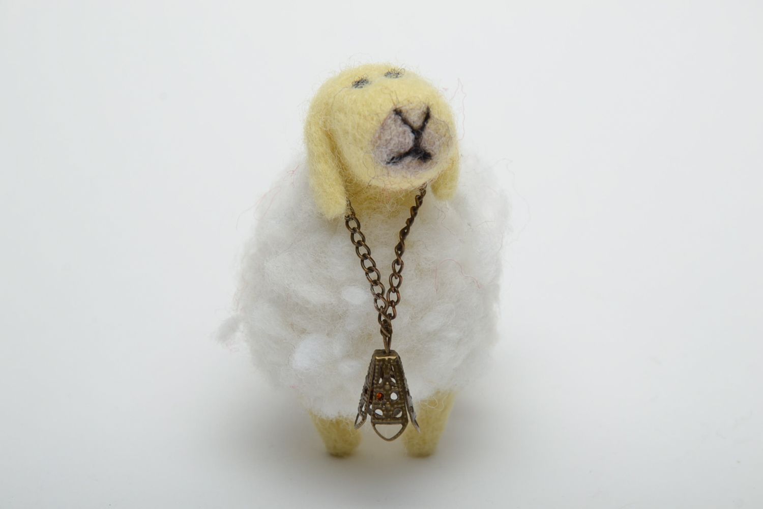 Валяная игрушка овечка фигурка из шерсти для декора дома фото 2