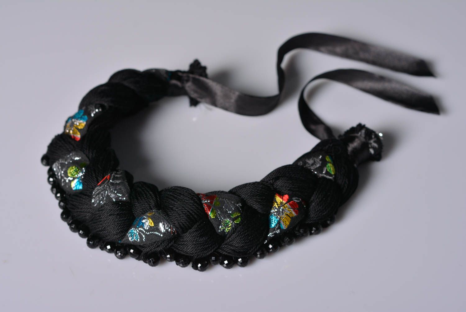 Gros collier Bijou fait main noir tressé fils acryliques ruban Cadeau femme photo 1