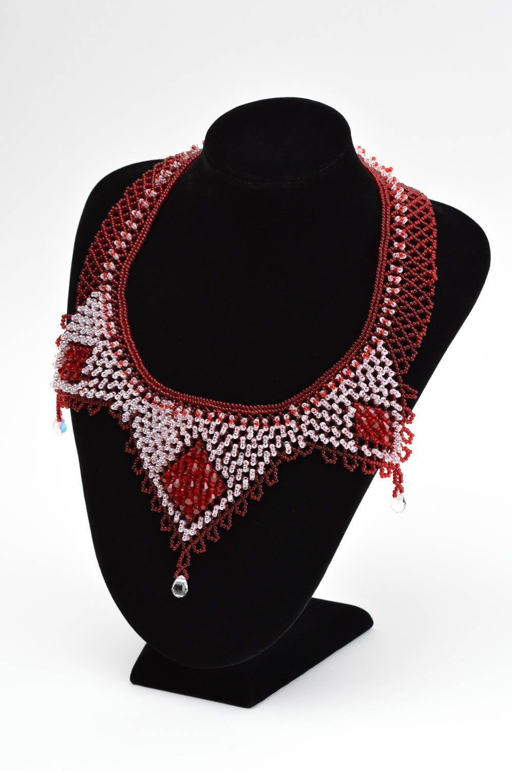 Collana di perline fatta a mano accessorio di moda in colore rosso bianco foto 1