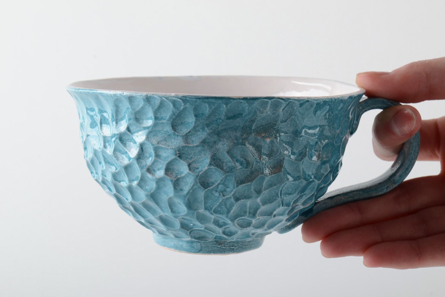 Handmade hellblaue keramische Tasse aus Ton für Tee oder Kaffe mit Glasur bedeckt foto 5