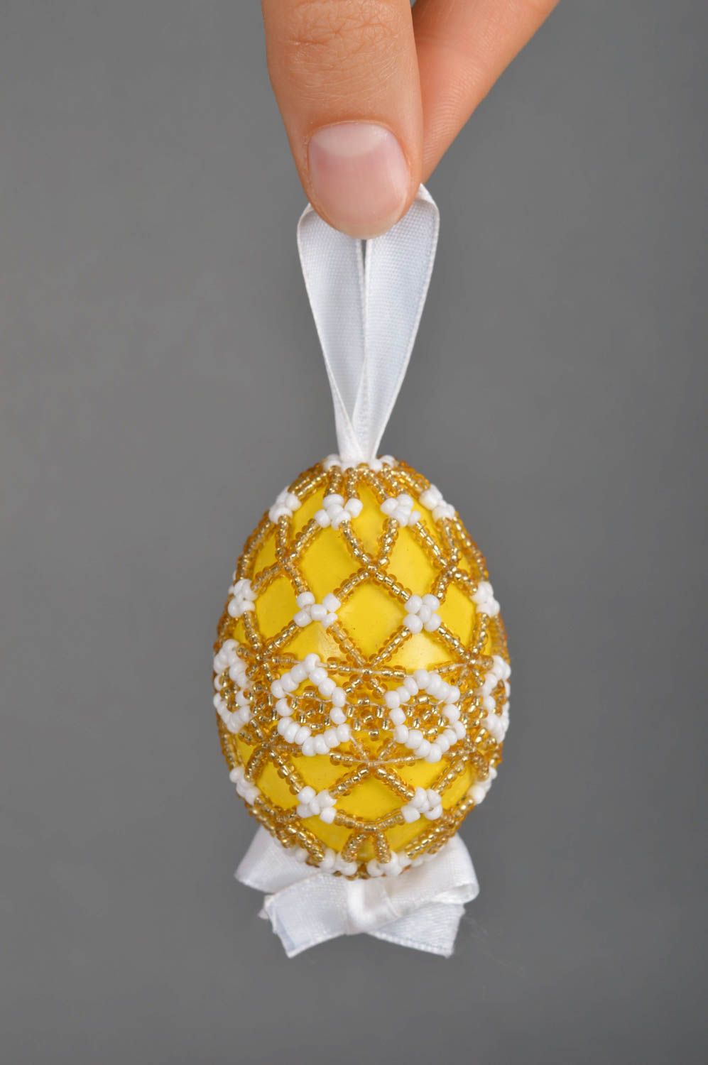Пасхальное яйцо ручной работы яйцо из бисера пасхальный декор желтое подвеска фото 5