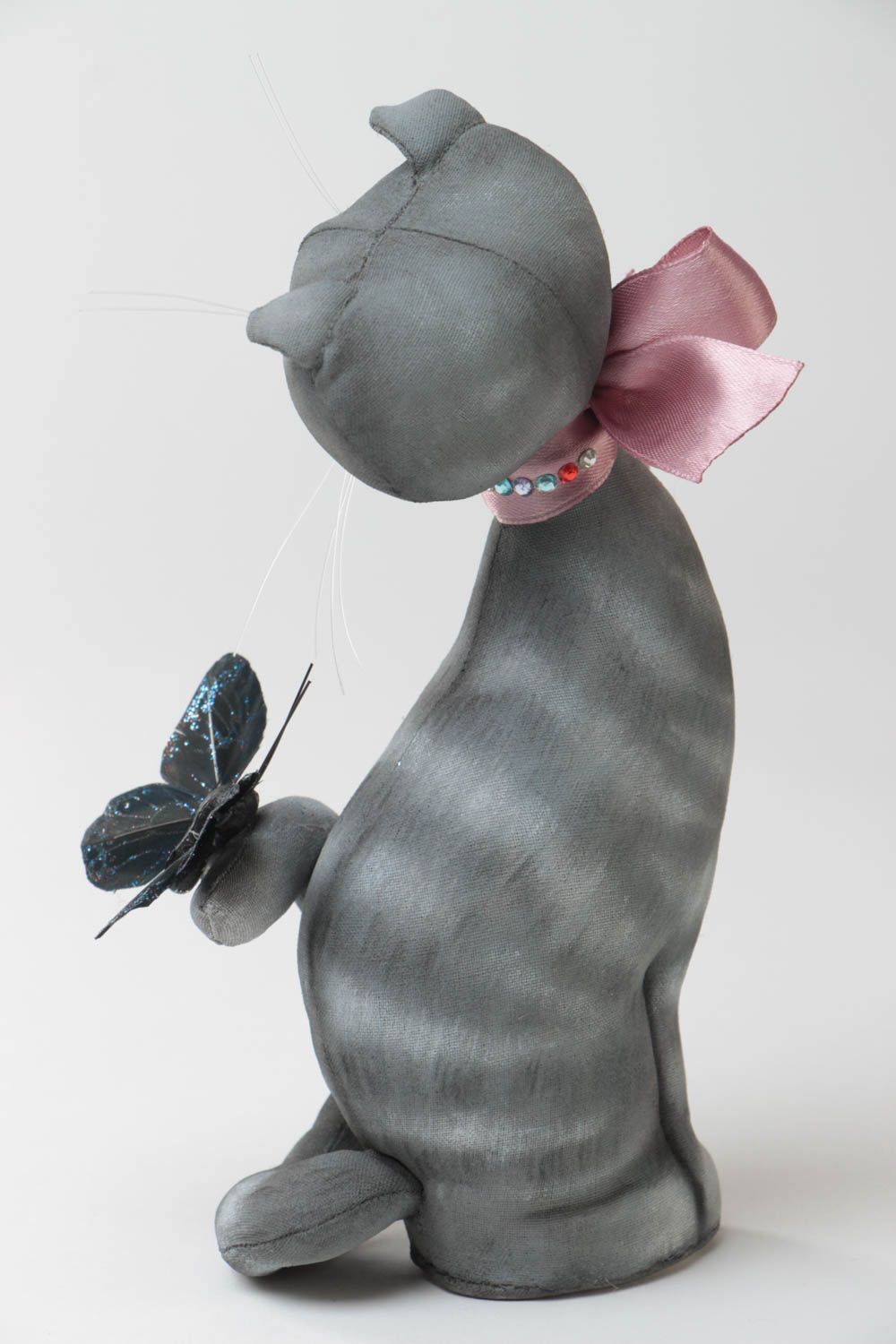Figurine décorative en textile faite main originale Chatte grise avec noeud rose photo 4