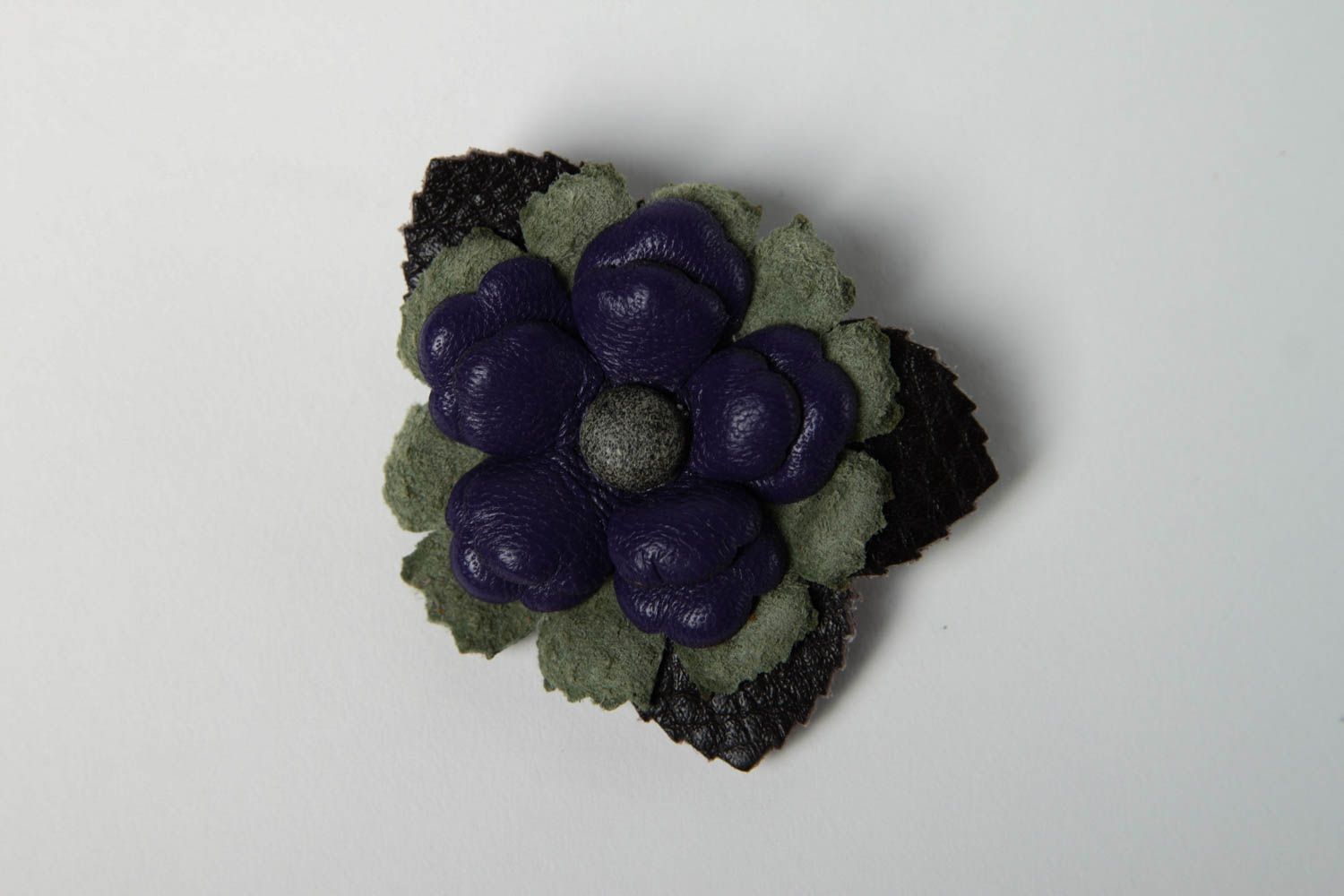 Spilla a forma di fiore fatta a mano fermaglio originale di cuoio naturale foto 3