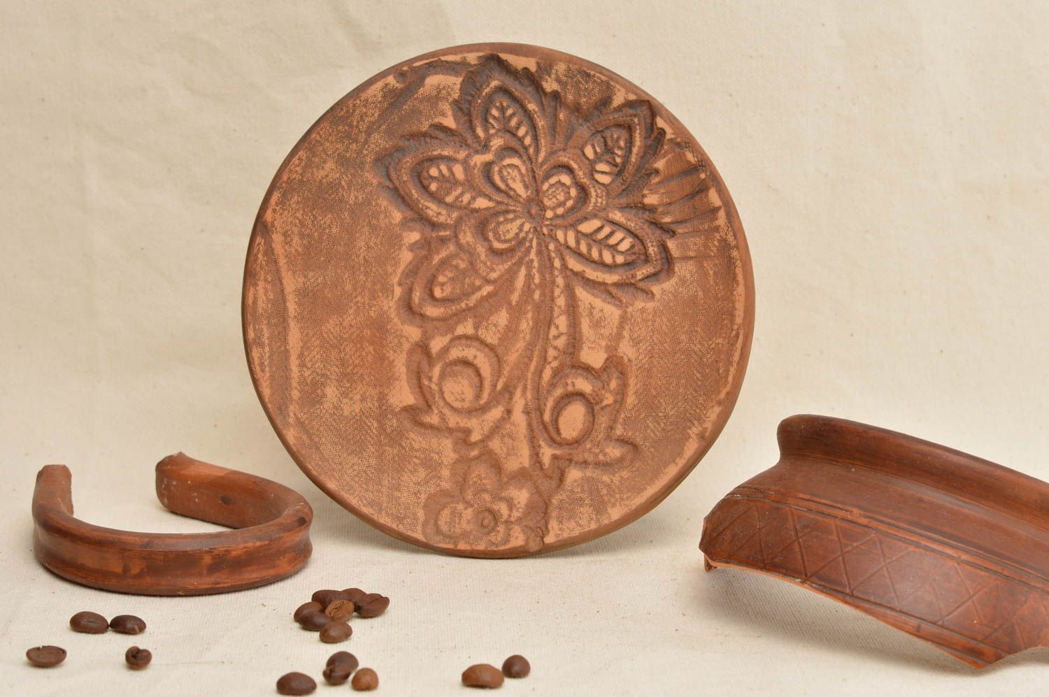 Petite assiette en argile faite main ronde avec motifs fleur marron originale photo 1