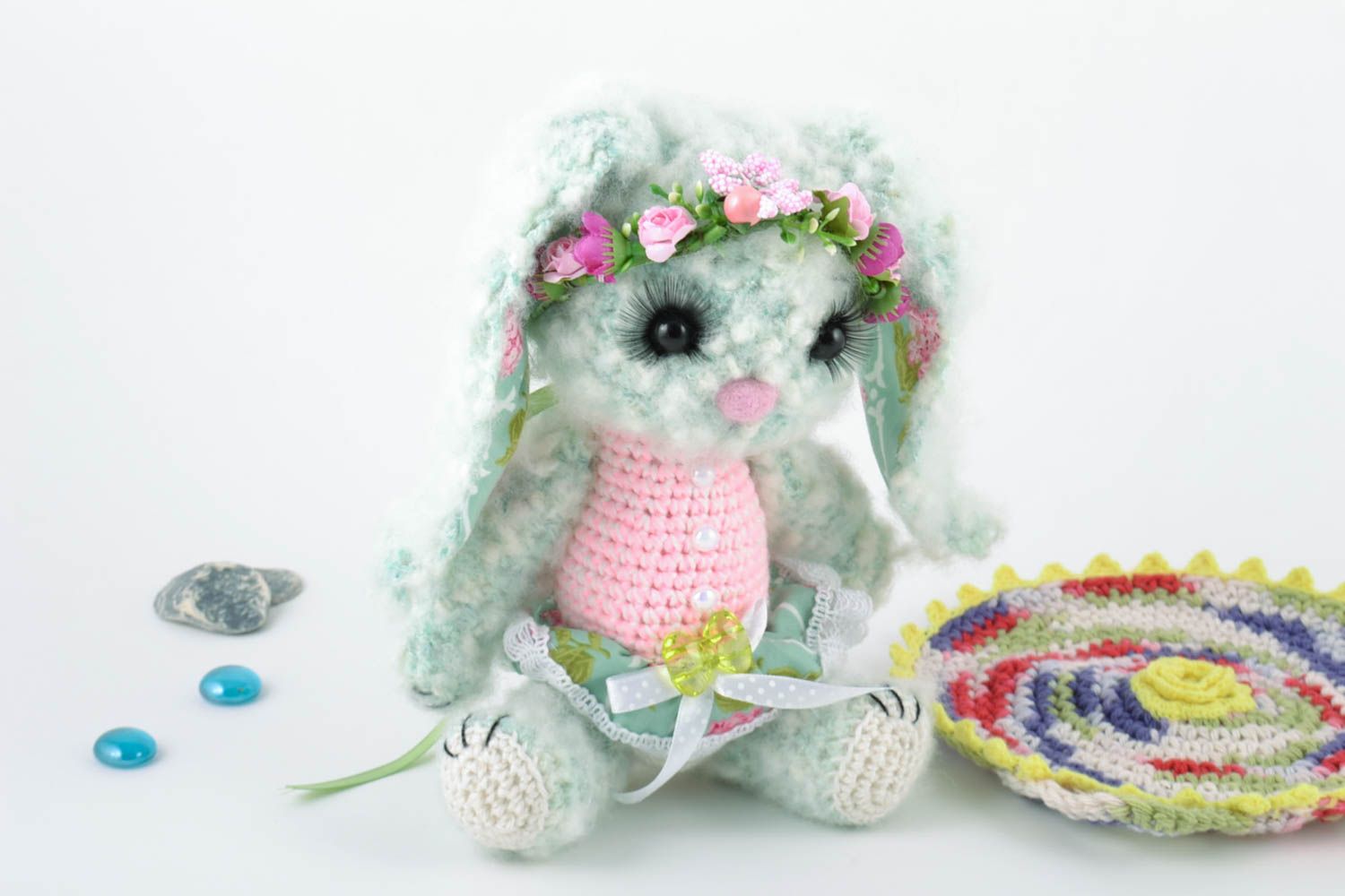 Peluche lapine tricotée avec courrone à fleurs faite main petite cadeau enfant photo 1