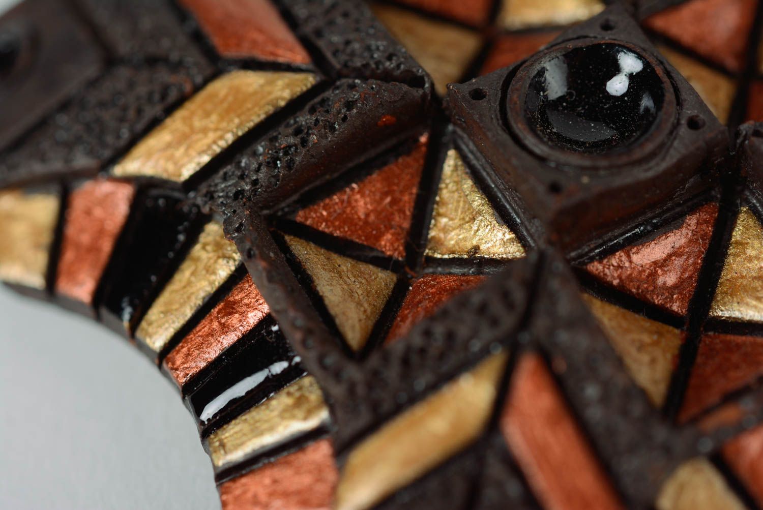 Глиняная подвеска с роспись эмалями ручной работы на синтетическом шнурке красивая фото 4
