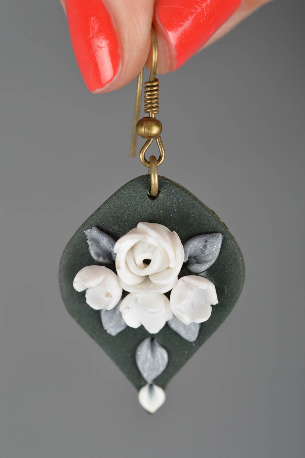 Handgemachte Blumen Ohrringe aus Polymerton in Weiß und Grau für Schwester foto 3