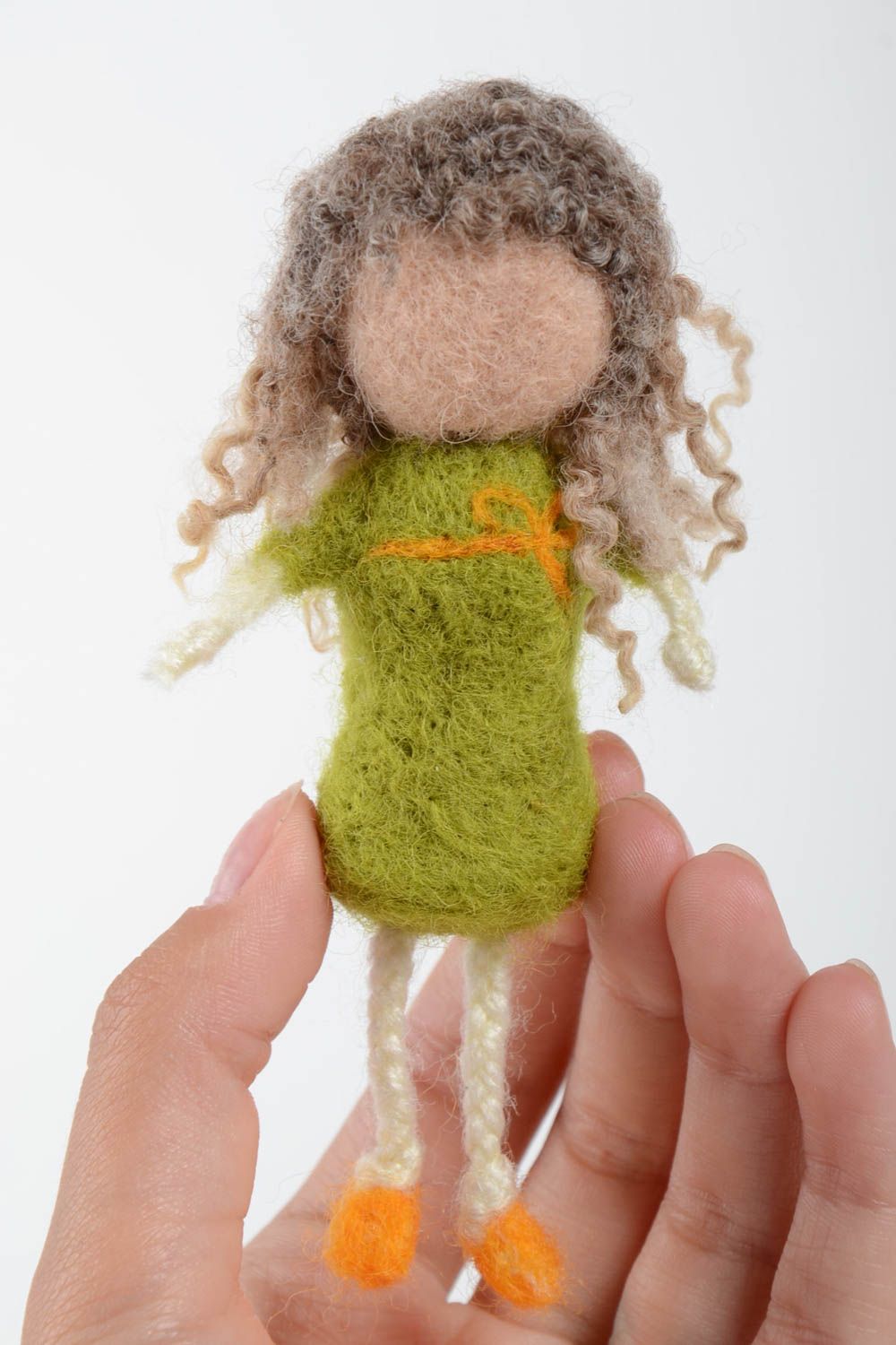 Хенд мейд игрушка для дома в технике валяния Девочка с кучерявыми волосами фото 2